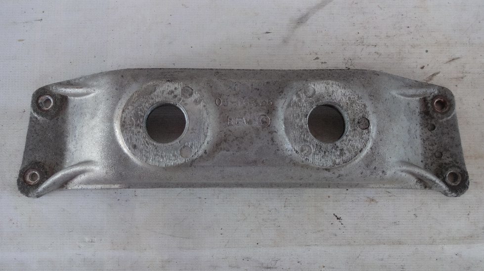 кронштейн радиатора нижний б/у